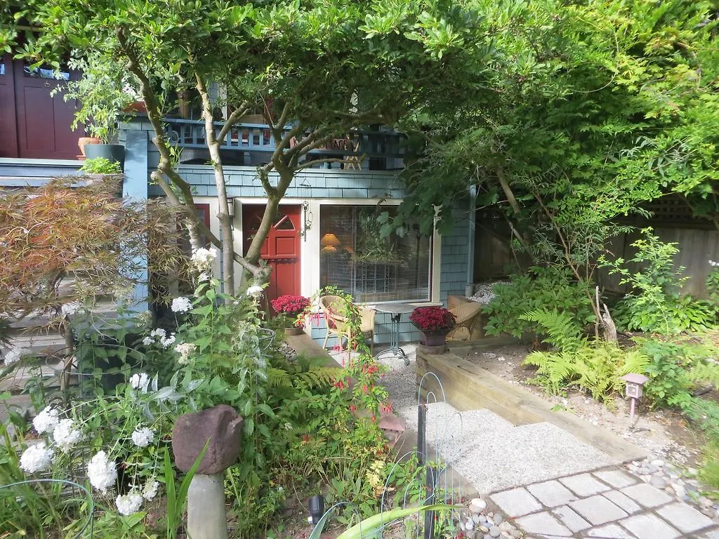 A Suite @ Kitsilano Cottage Vancouver 0*,  Canada